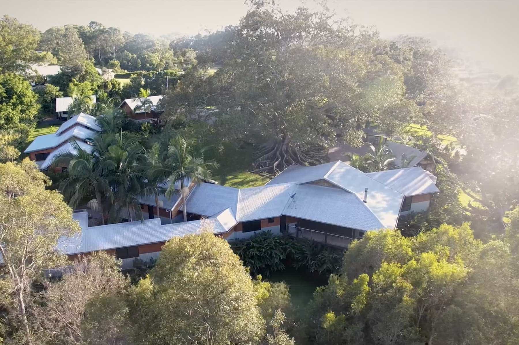 creative_homes_tree_house_12.webp